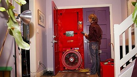 Pomiar szczelności domu jednorodzinnego za pomocą urządzenia Blower Door wstawionego w drzwi wejściowe Pomiar szczelności domu jednorodzinnego za pomocą urządzenia Blower Door wstawionego w drzwi wejściowe